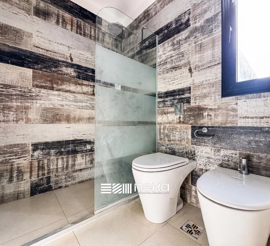 La Melinca Country Golf — La ducha del mismo baño, con revestimiento símil madera