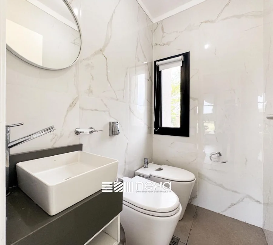 La Melinca Country Golf — Baño revestido en símil mármol blanco, con bacha rectangular, inodoro y bidé