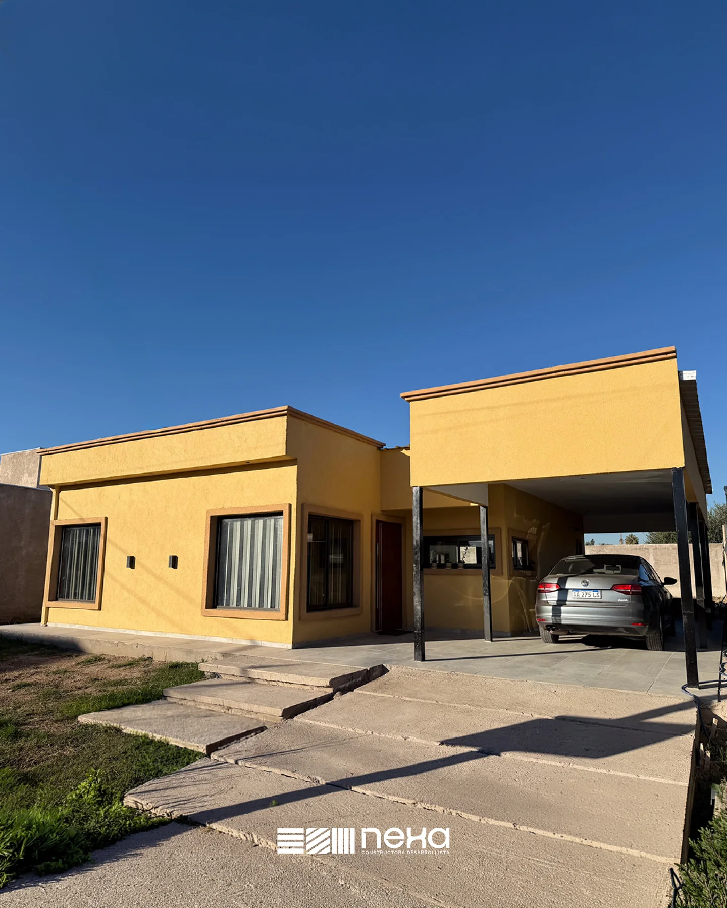 Los Olivos, Guaymallén — Frente de la casa con cochera semicubierta y camino de losetas
