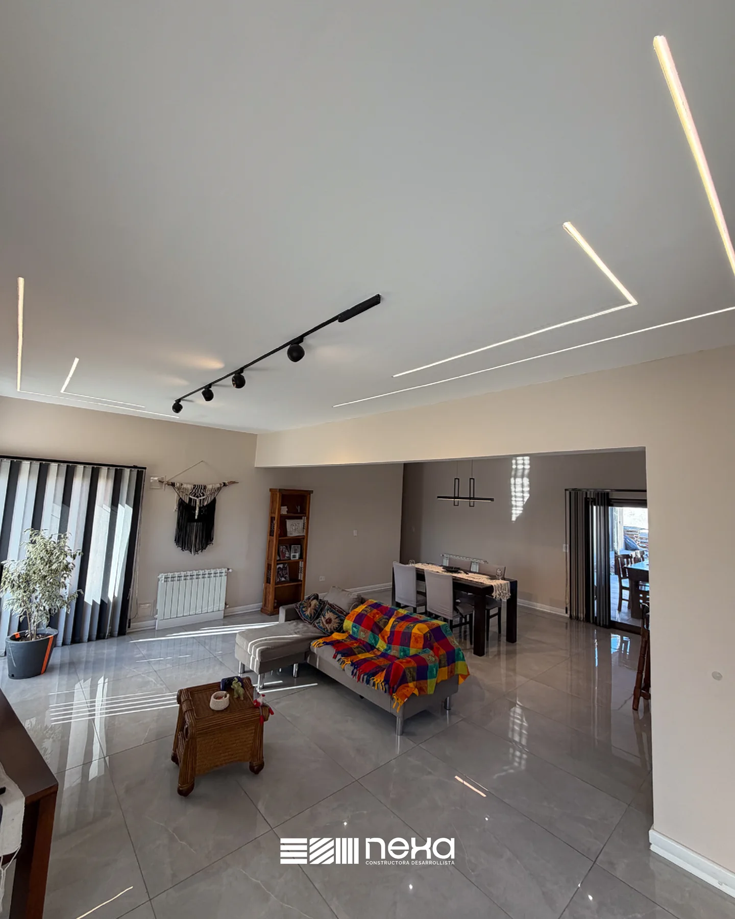 Los Olivos, Guaymallén — Living y comedor en un mismo ambiente, con luces lineales embutidas en el cielorraso