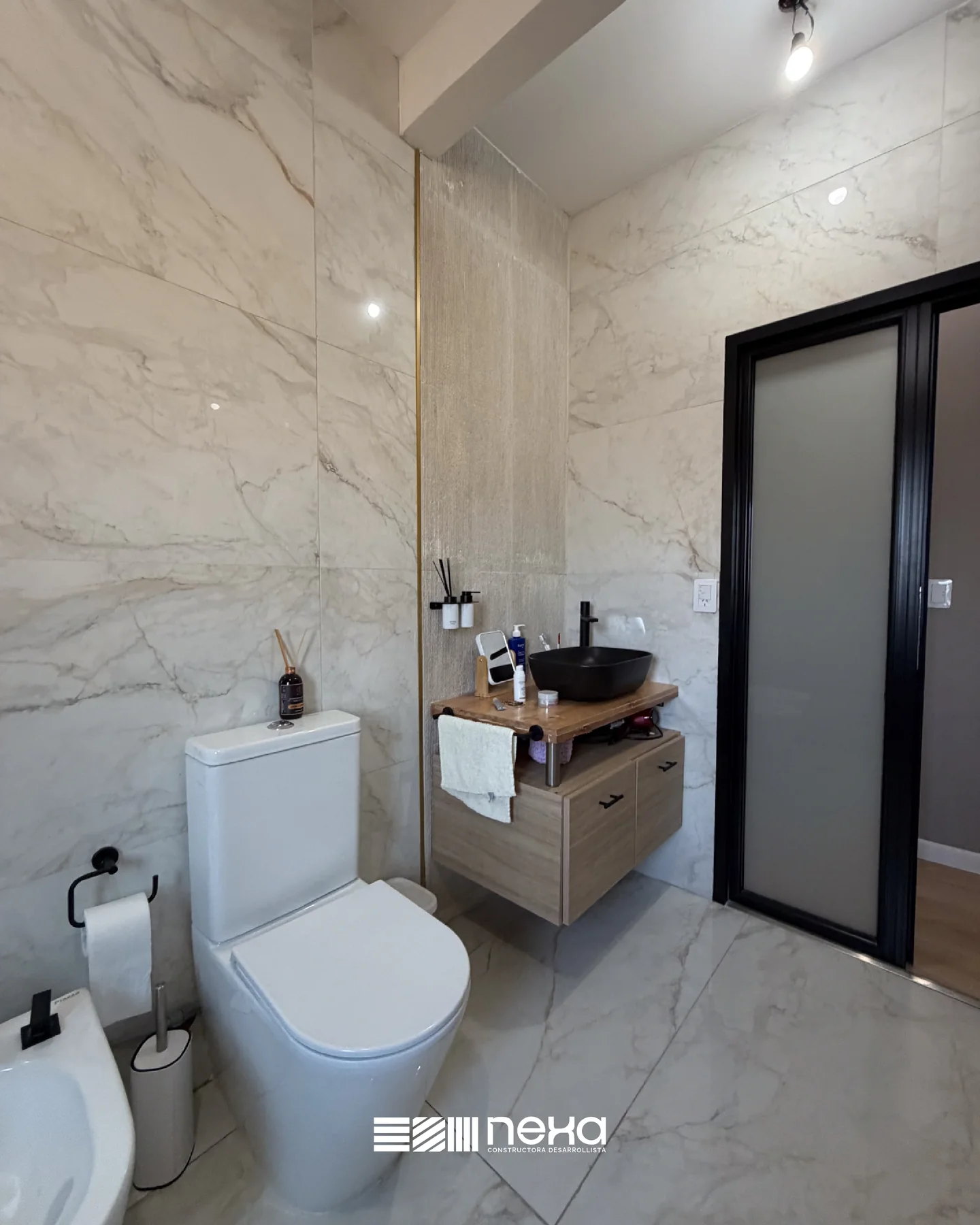 Los Olivos, Guaymallén — Baño con vanitory flotante de madera, bacha negra, inodoro y bidé