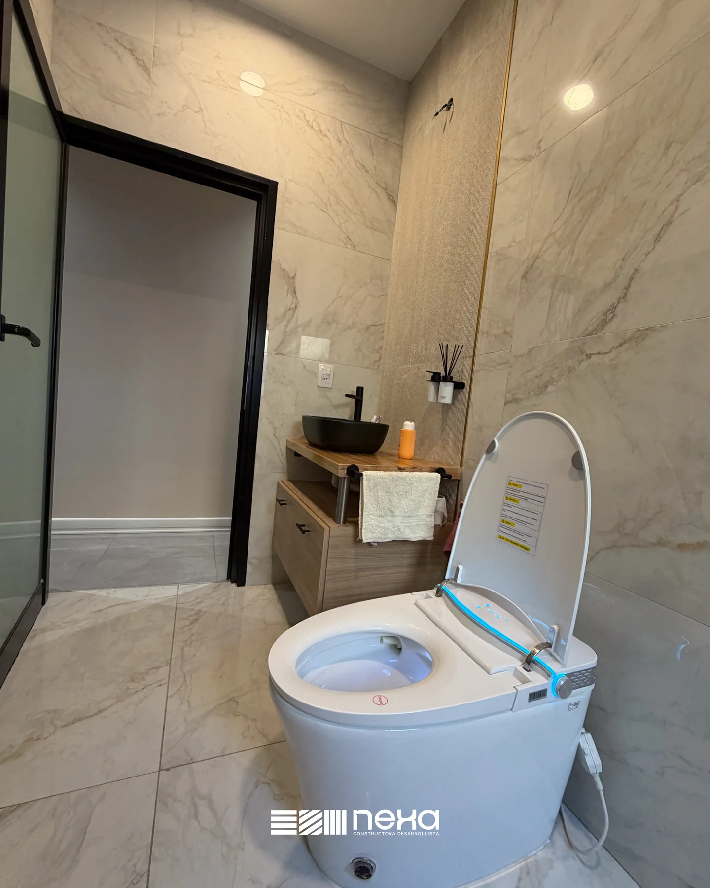 Los Olivos, Guaymallén — Baño con inodoro electrónico y vanitory de madera con bacha negra