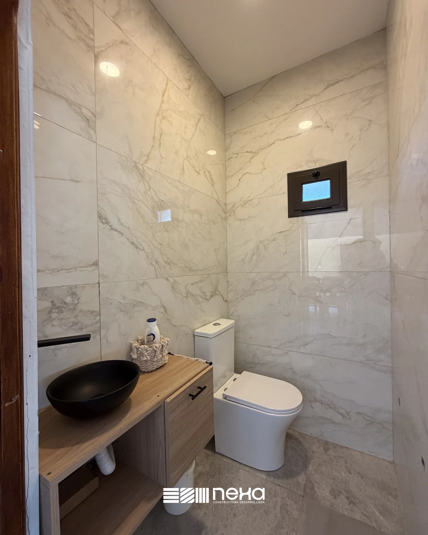 Los Olivos, Guaymallén — Baño con vanitory de madera, bacha negra de apoyo, inodoro y ventana chica