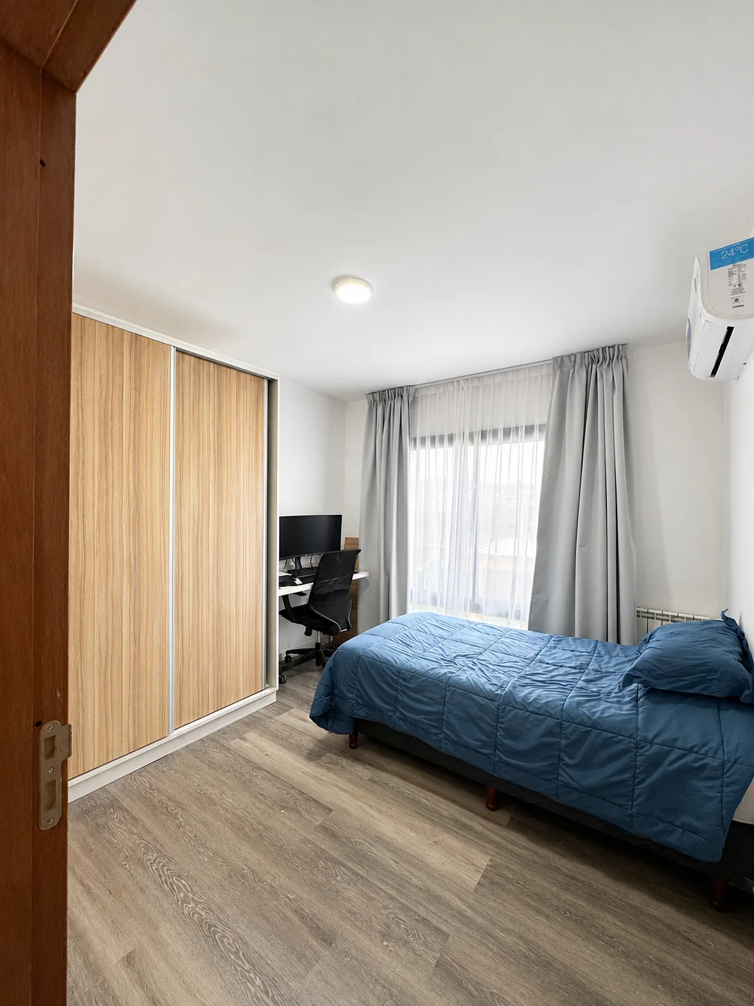 Tejas Cuatro — El mismo dormitorio, con el placard de madera y el escritorio junto a la ventana