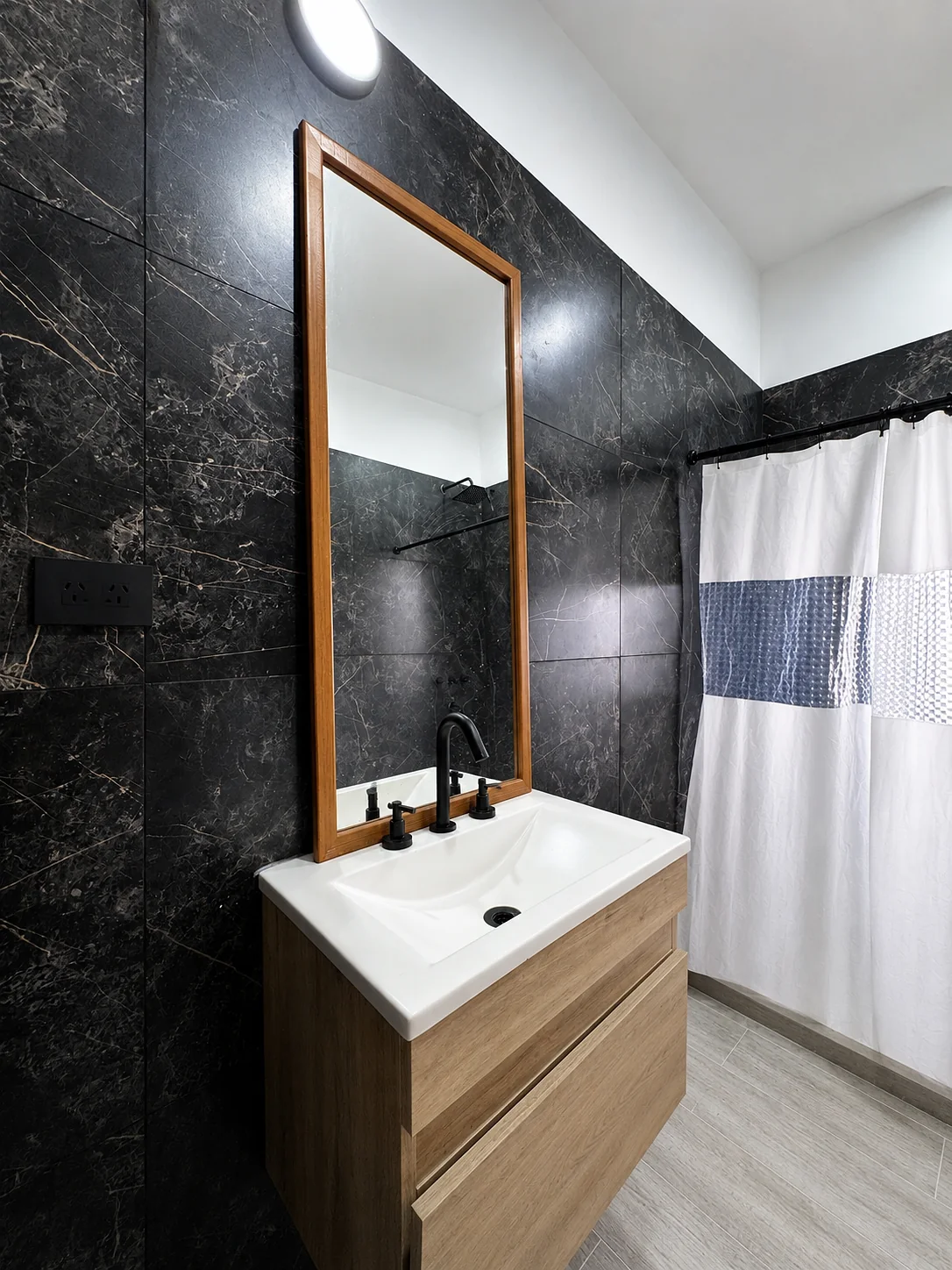 Tejas Cuatro — El mismo baño en suite: vanitory de madera, espejo con marco de madera y ducha con cortina