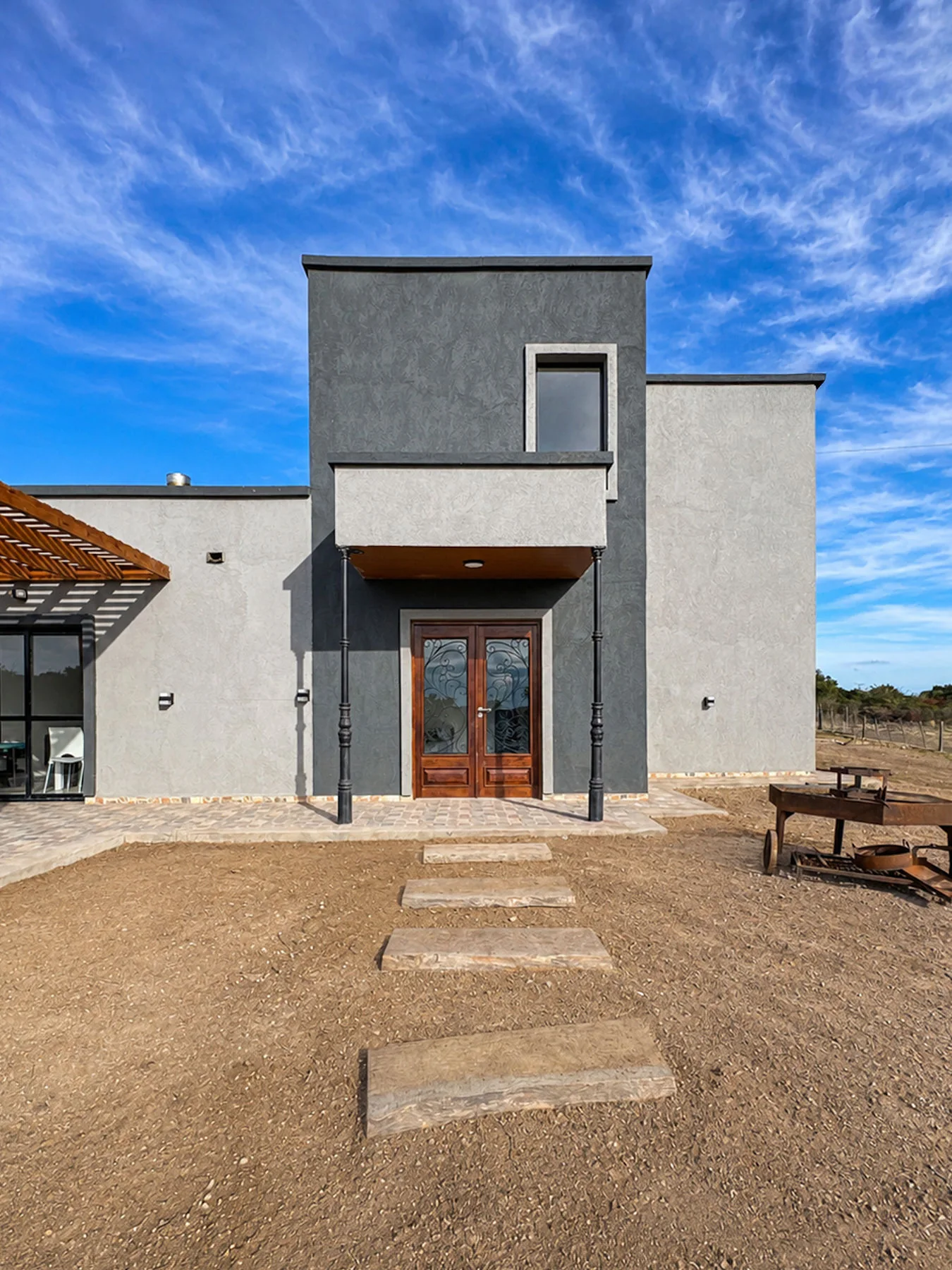 Villa Giardino — Frente de la casa, con el camino de losetas hasta la puerta doble de madera