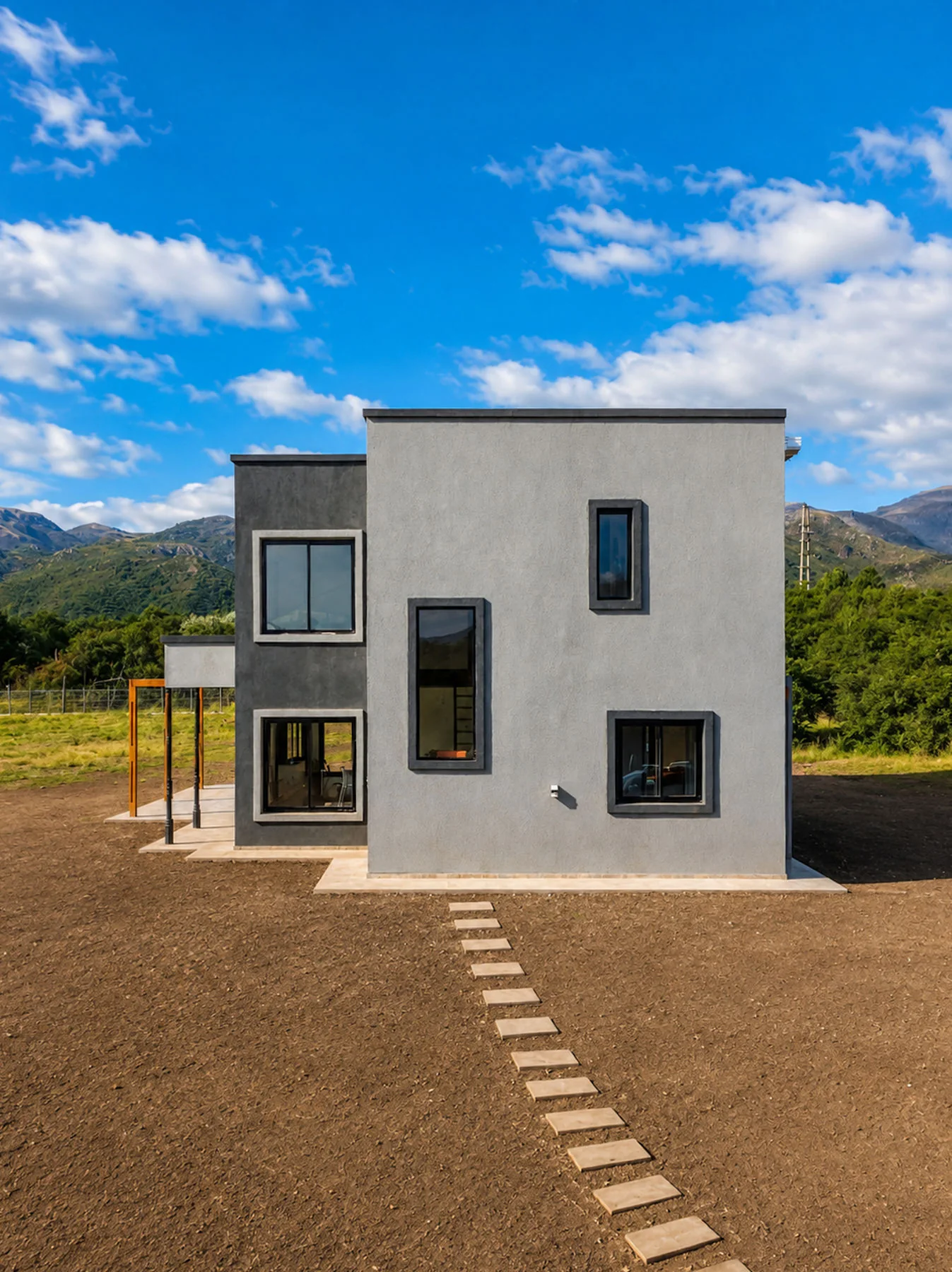 Villa Giardino — Lateral de la casa desde el terreno, con el camino de losetas