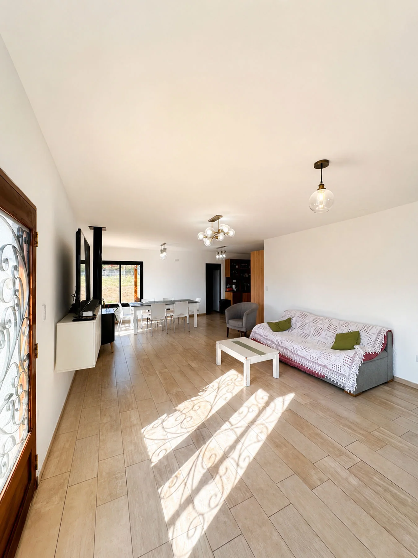 Villa Giardino — Living desde la puerta de entrada, con el comedor al fondo