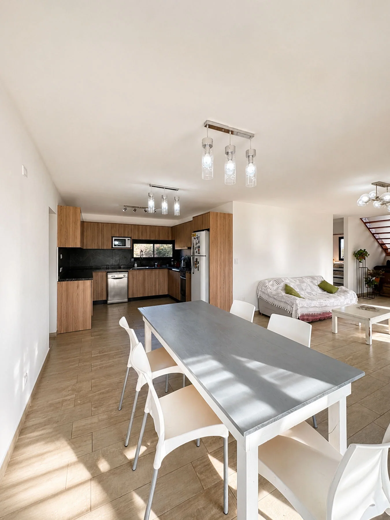 Villa Giardino — Comedor, con la cocina al fondo