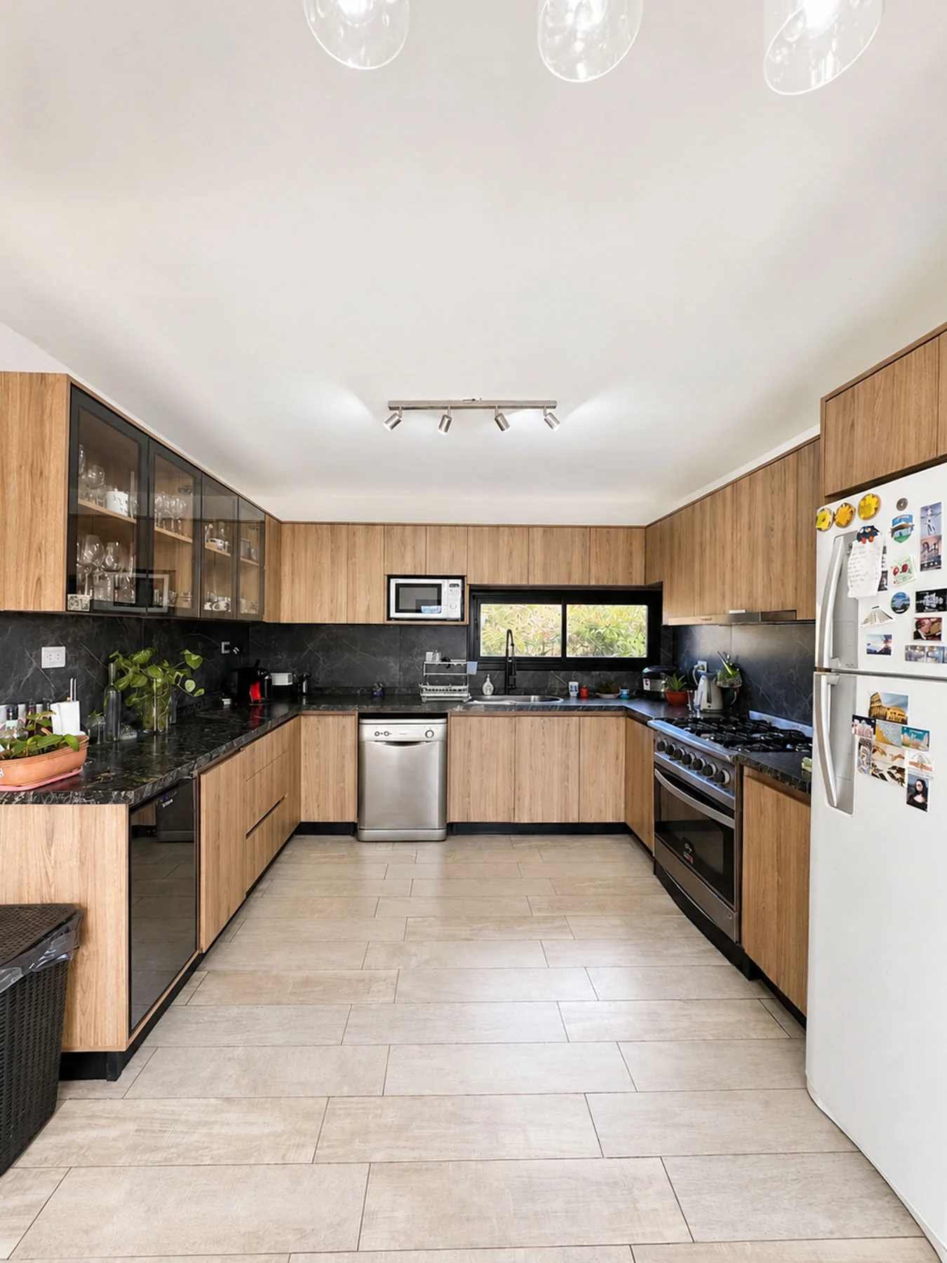 Villa Giardino — Cocina completa en U, con la heladera y la ventana sobre la mesada