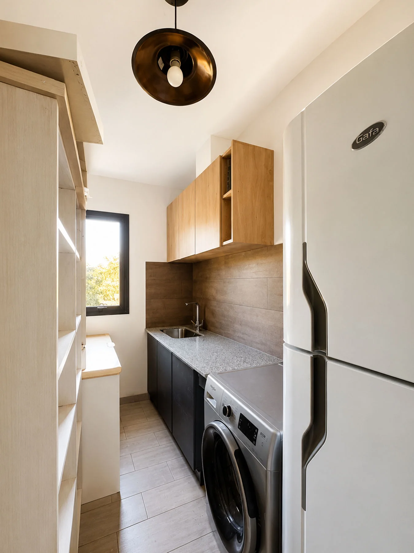 Villa Giardino — Lavadero con lavarropas, mesada con pileta y la heladera