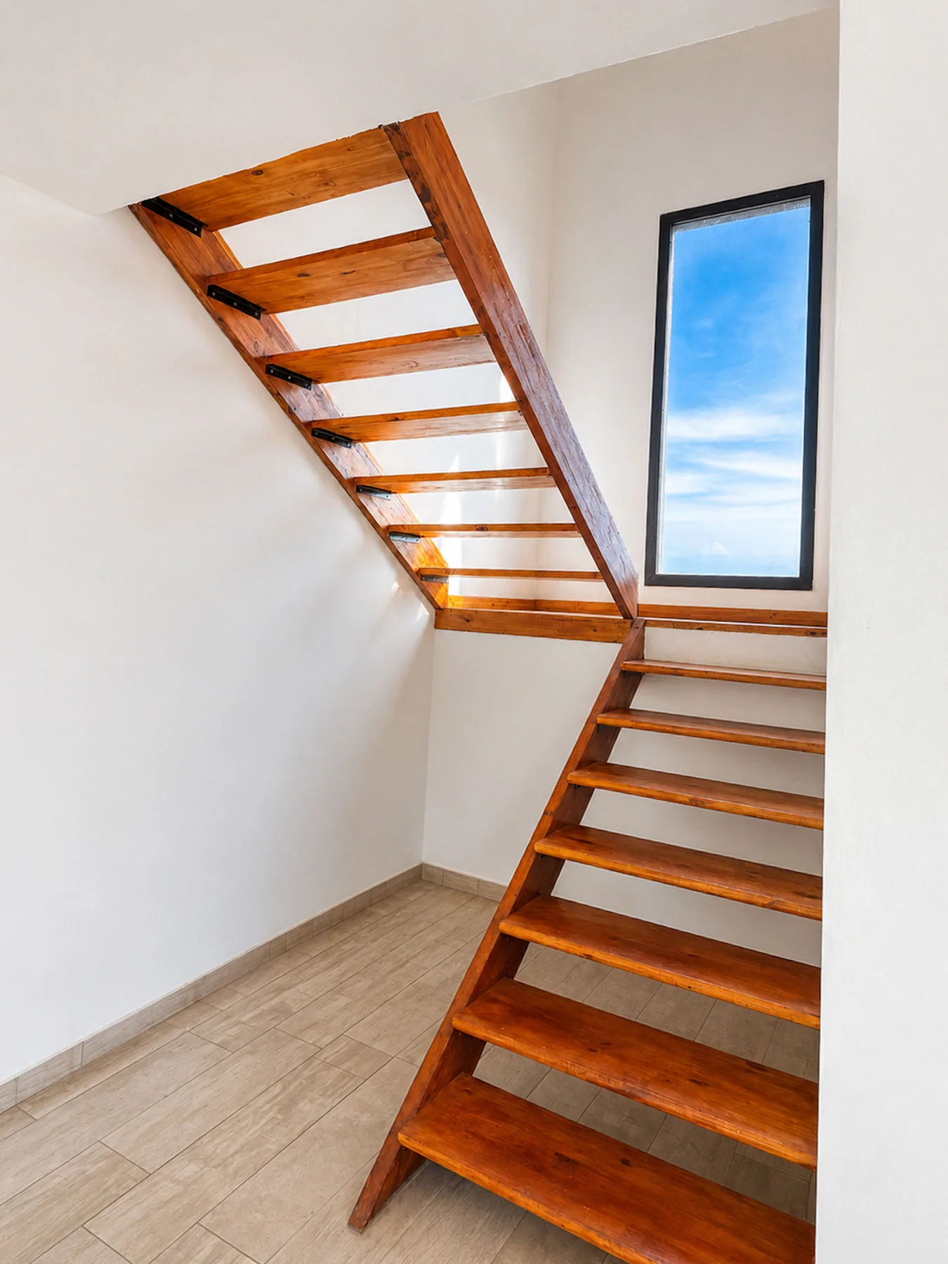 Villa Giardino — Escalera de madera a la planta alta