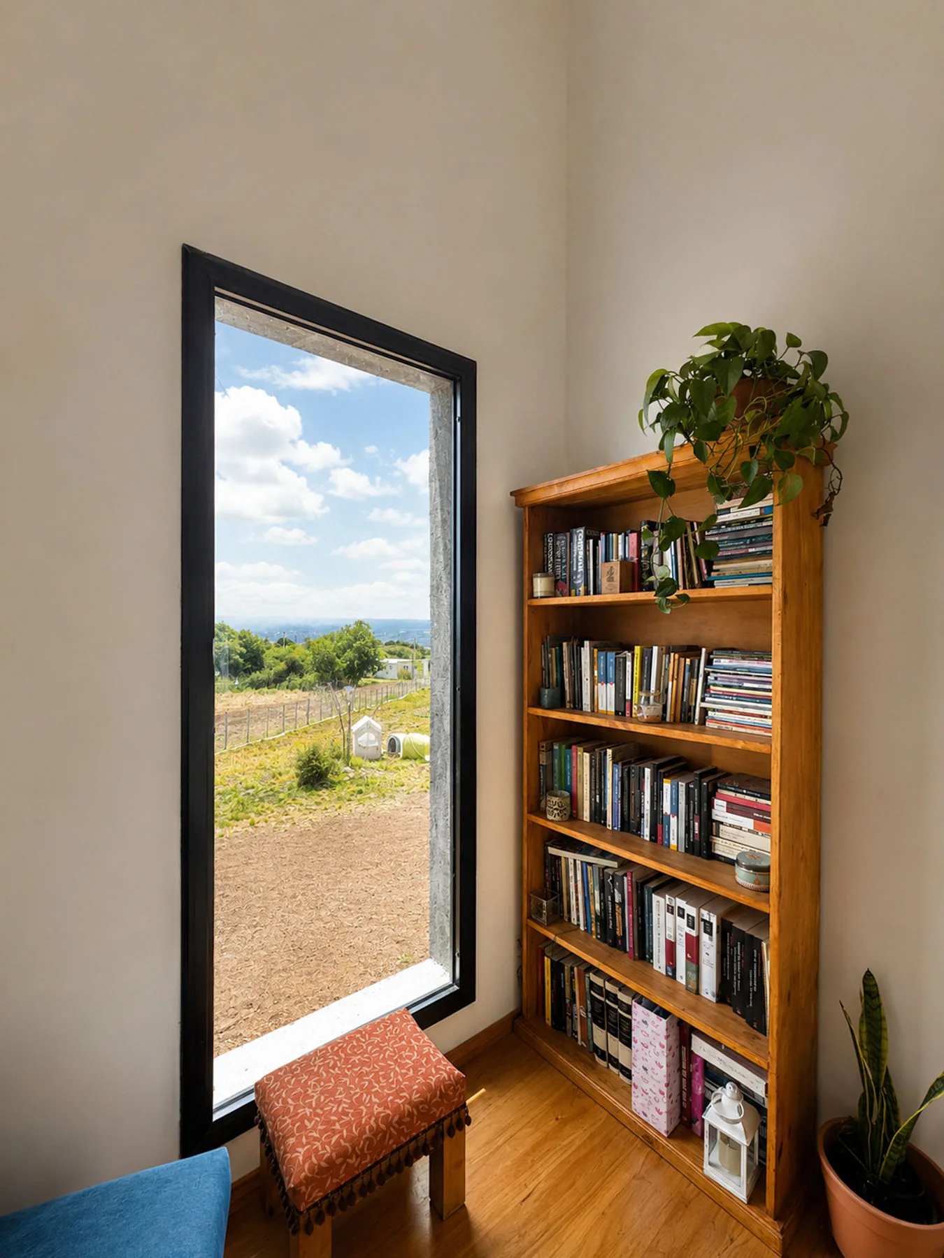 Villa Giardino — Biblioteca y ventana alta junto a la escalera