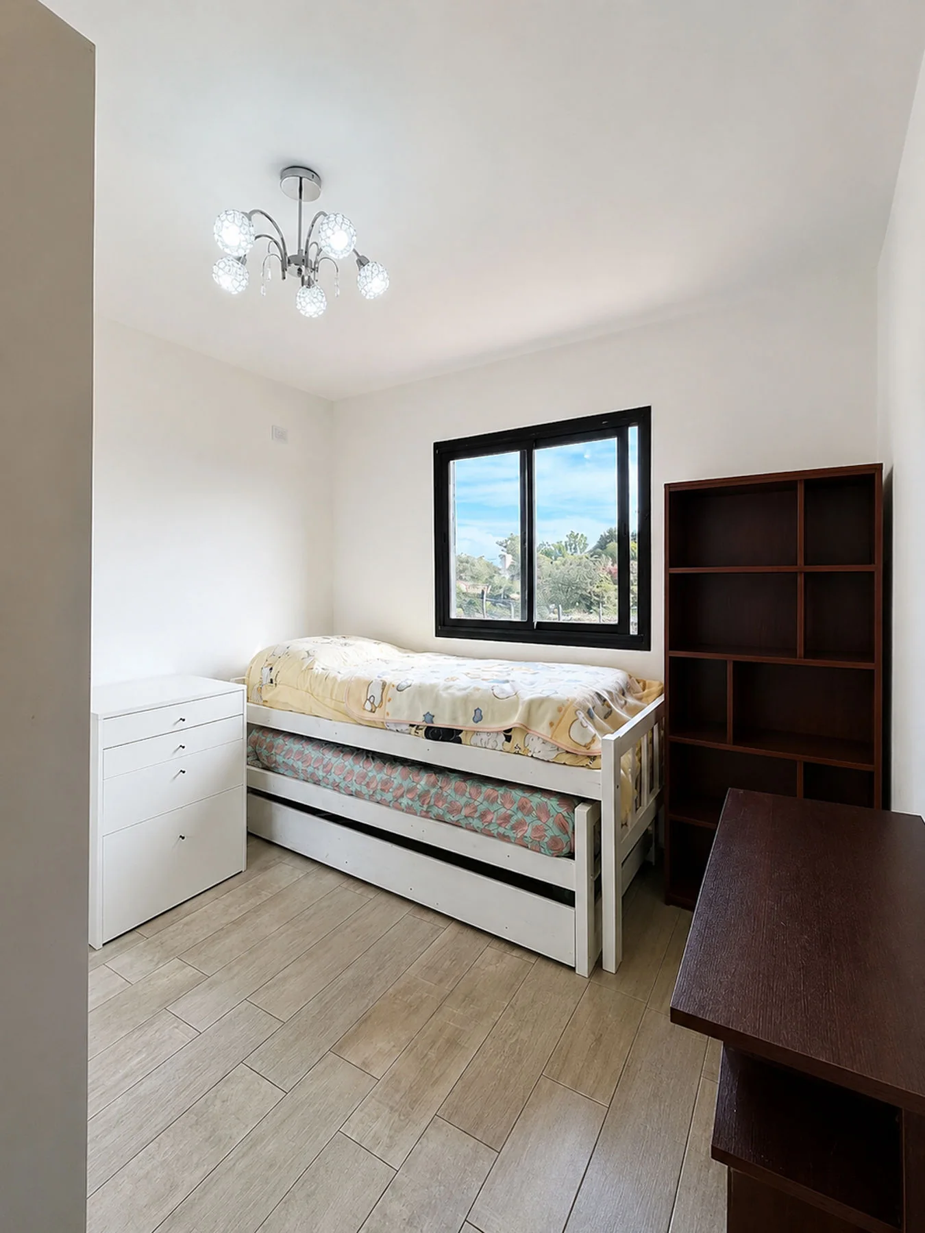 Villa Giardino — Dormitorio con cama nido y biblioteca