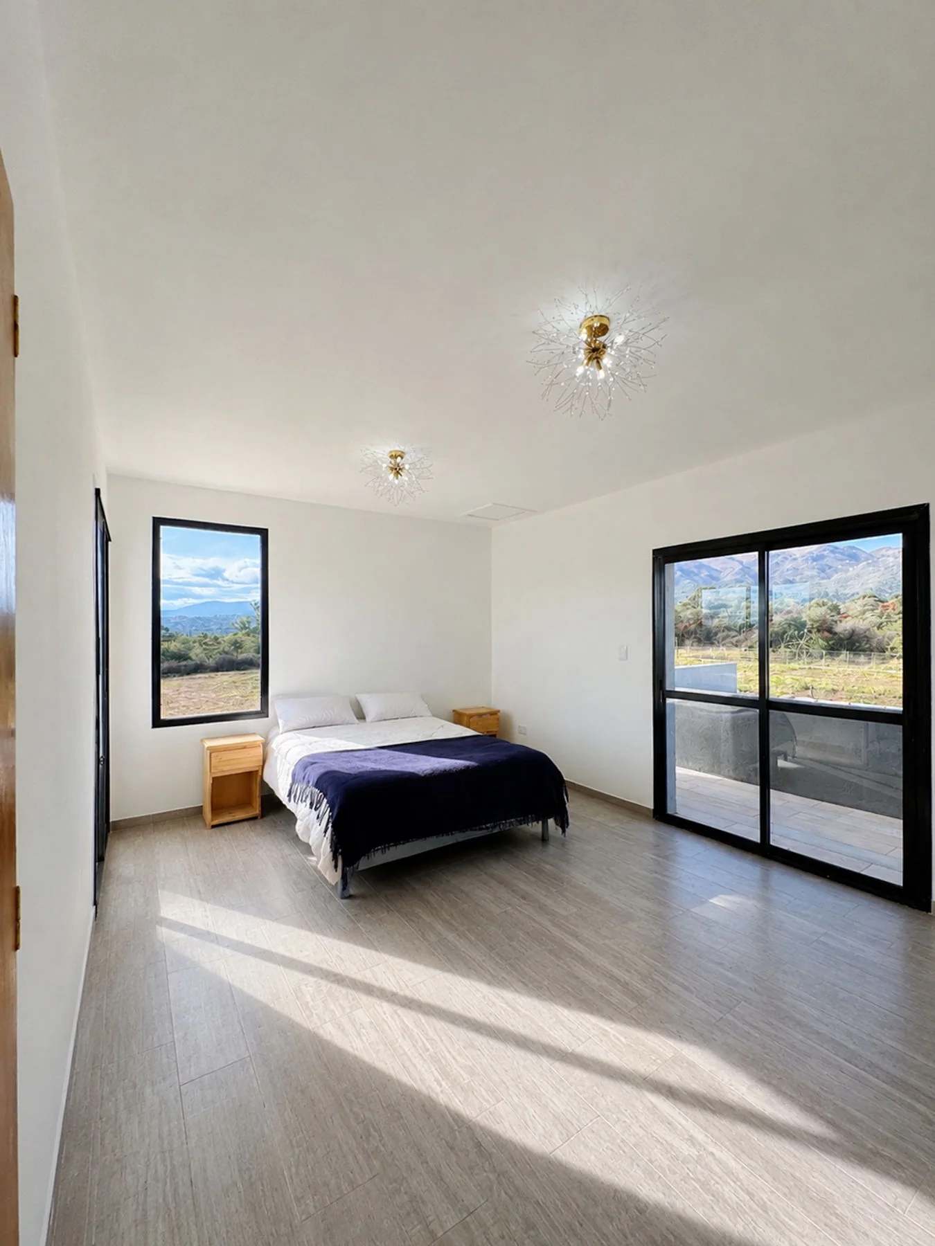 Villa Giardino — Dormitorio principal, con ventana y puerta al balcón