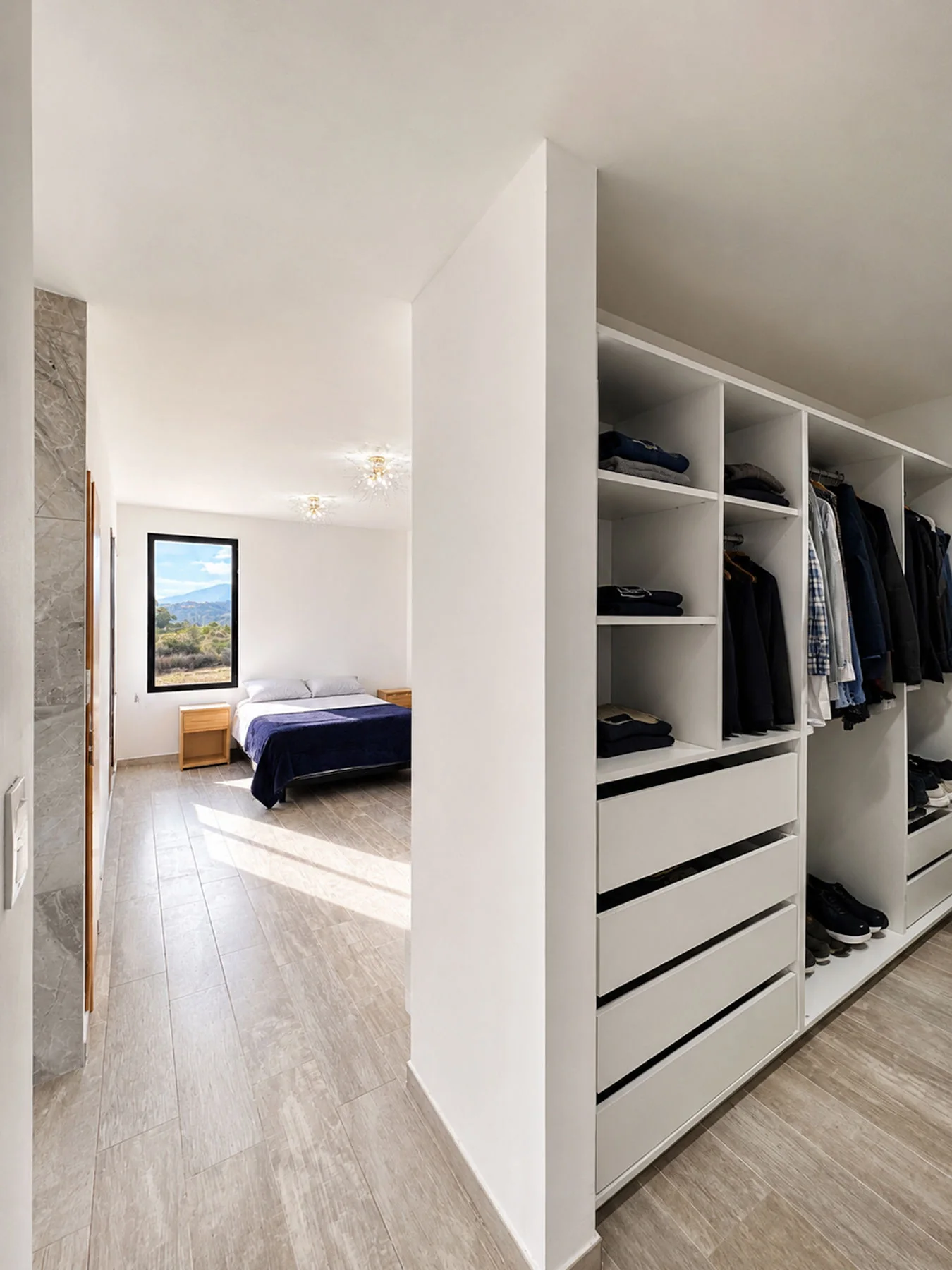 Villa Giardino — Vestidor abierto al dormitorio principal