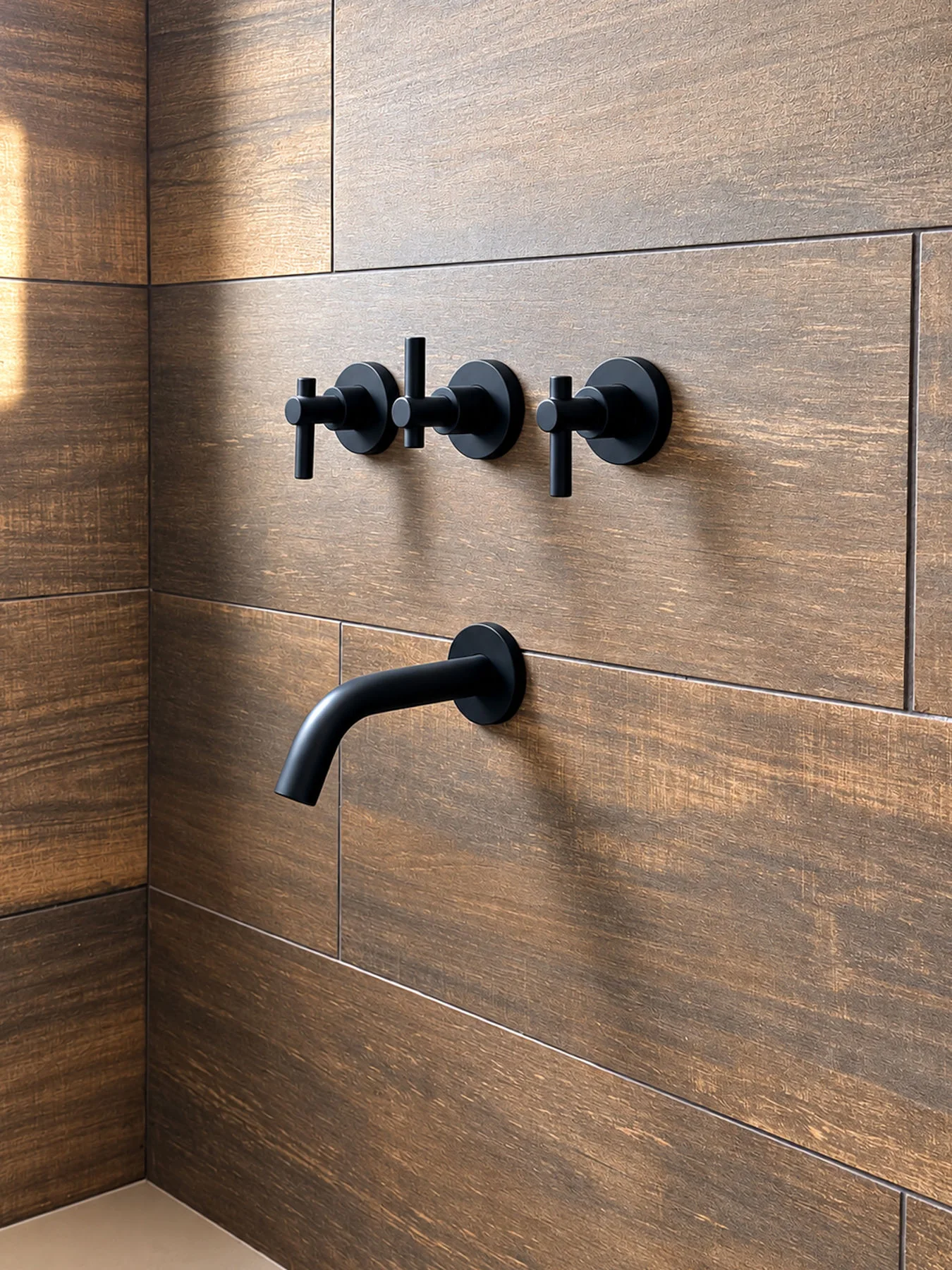 Villa Giardino — Grifería negra de pared sobre el revestimiento símil madera