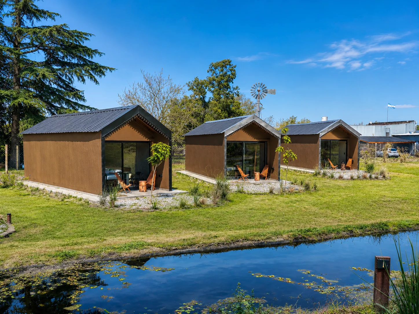 Villa Vadori · Suites Serranas — Las suites vistas desde la otra orilla del arroyo