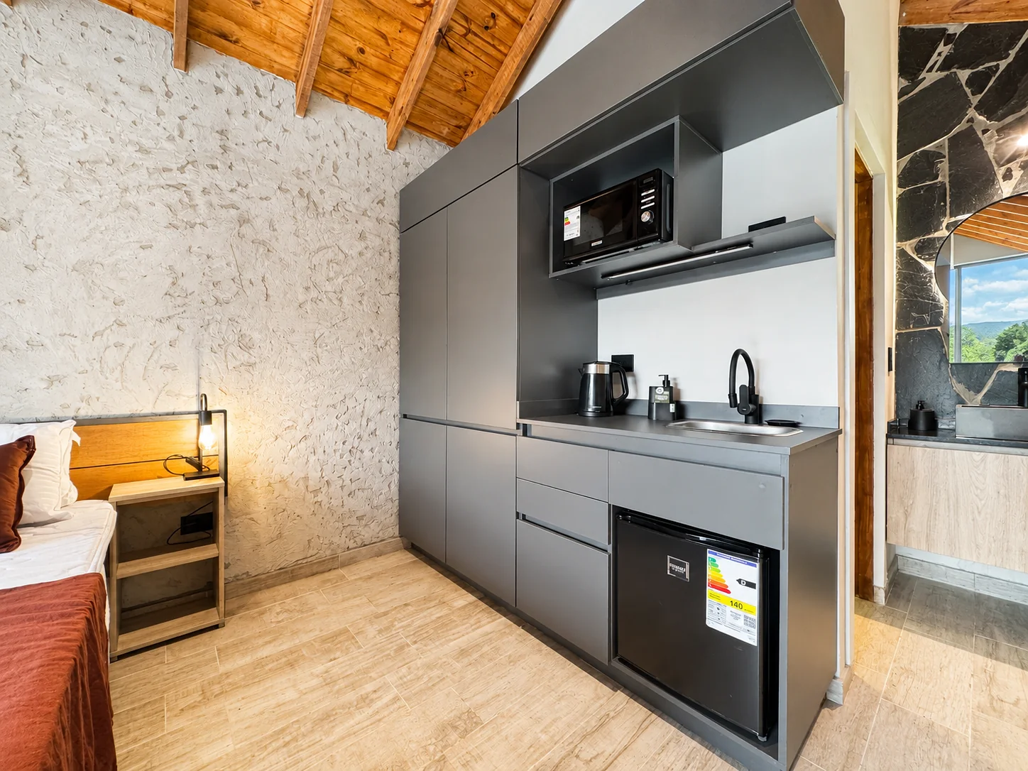 Villa Vadori · Suites Serranas — Kitchenette con bacha, microondas, pava eléctrica y frigobar