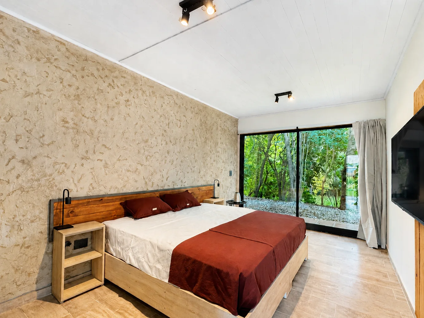 Villa Vadori · Suites Serranas — Otra habitación, con cielorraso blanco y ventanal hacia la arboleda