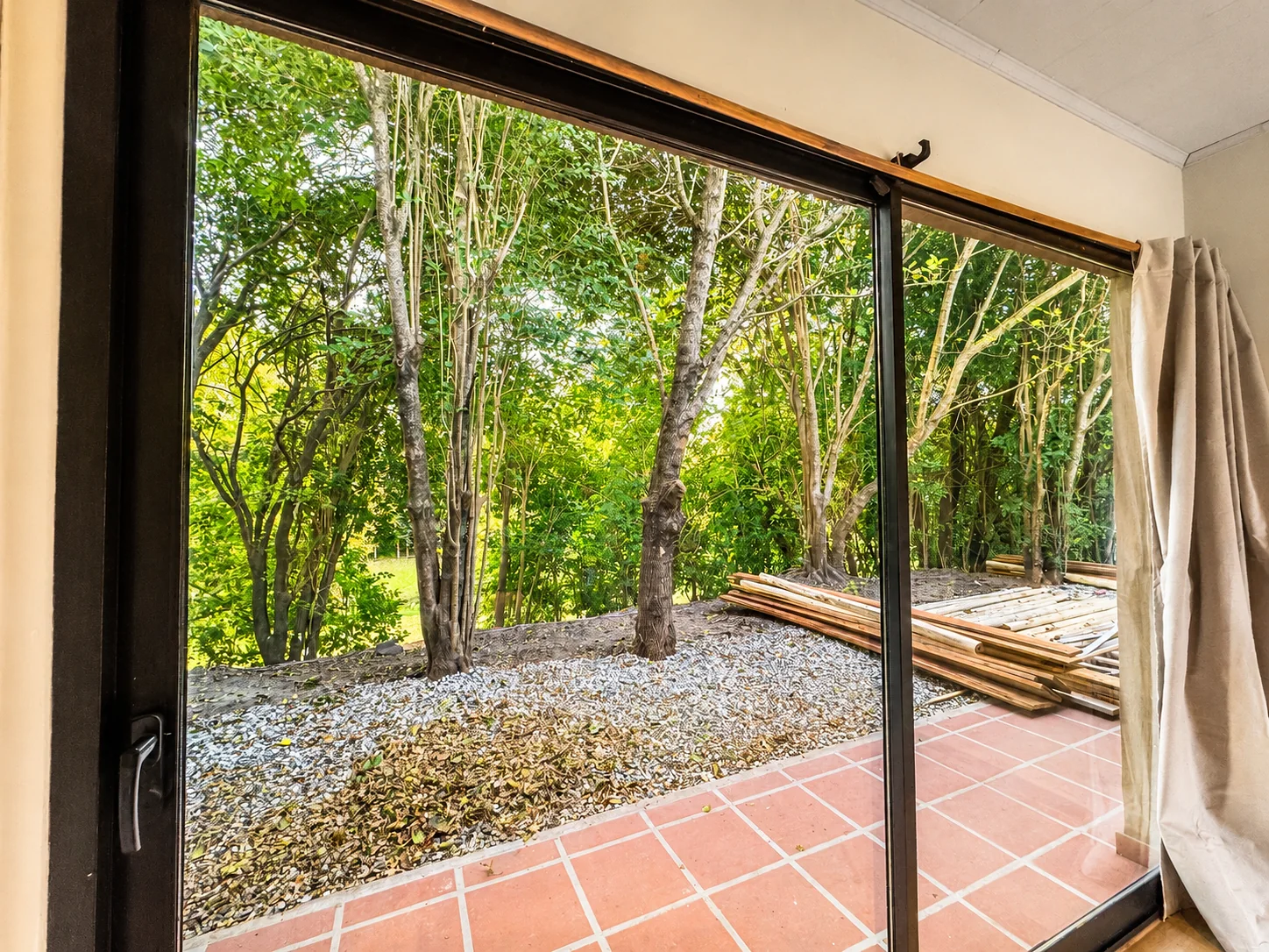 Villa Vadori · Suites Serranas — El ventanal corredizo de esa habitación, con vista a los árboles